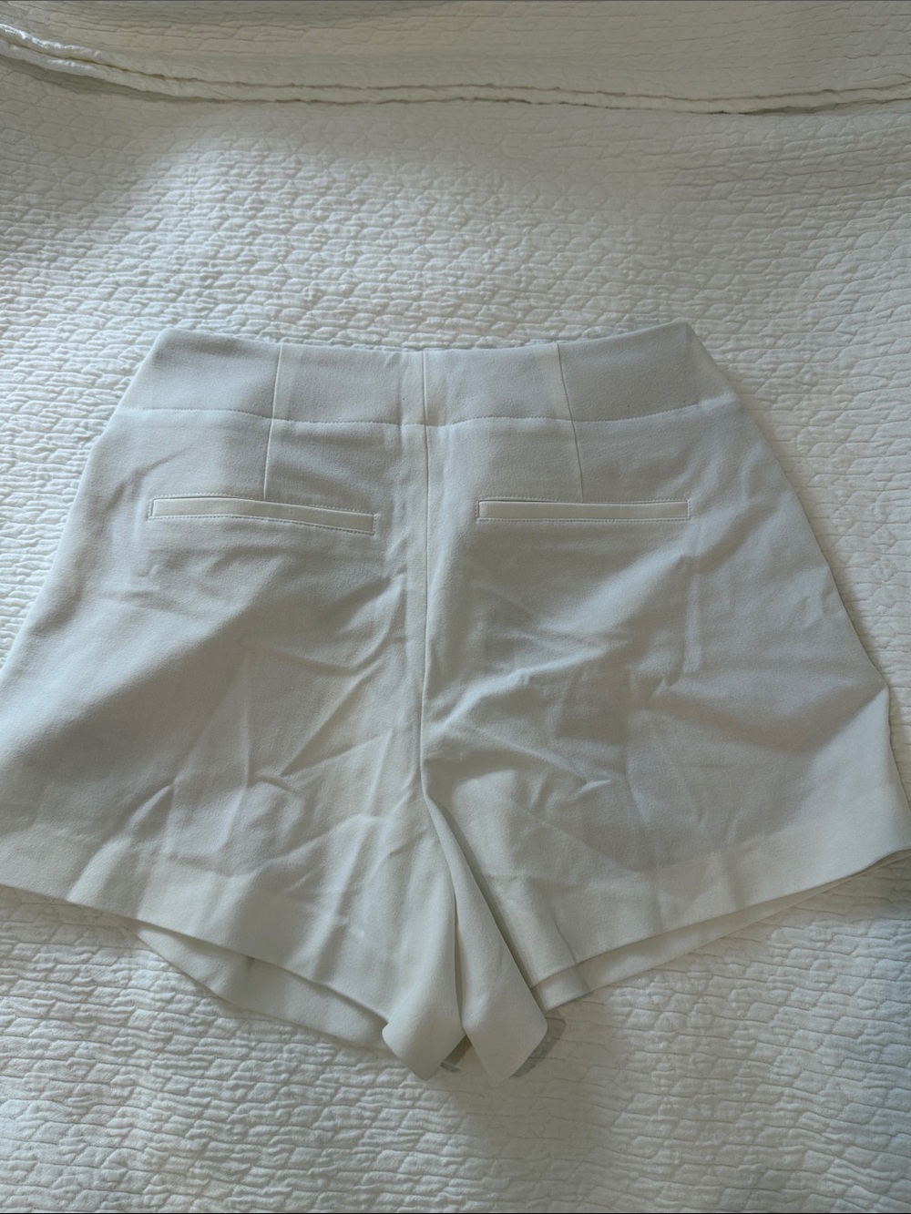 Alice + Olivia white Women's Dress Shorts with Belt - Picture 3 of 3